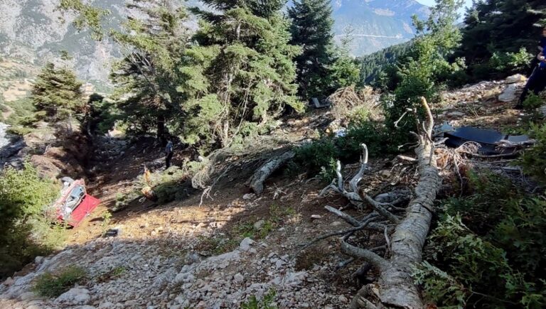 adanada otomobil ucuruma uctu iki olu 5awiIVWu