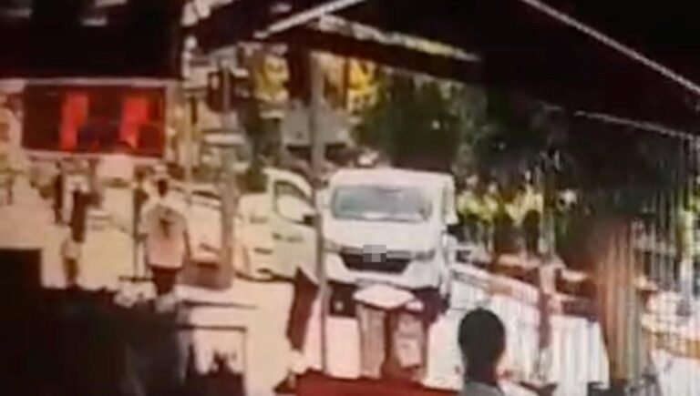 antalyada kirmizi isikta saldiri dovup kactilar JClMXxRi