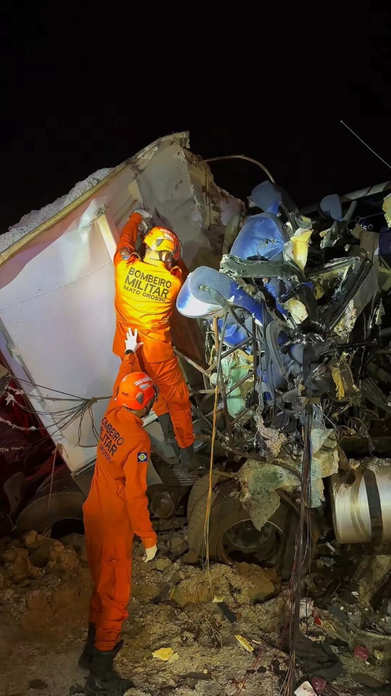 brezilyada otobus kamyon carpismasi 11 olu 6Q9Puwc3