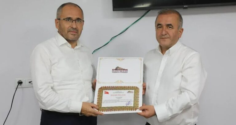 cumhurbaskani gorevden aldi vali basari belgesi verdi D9pyup2F