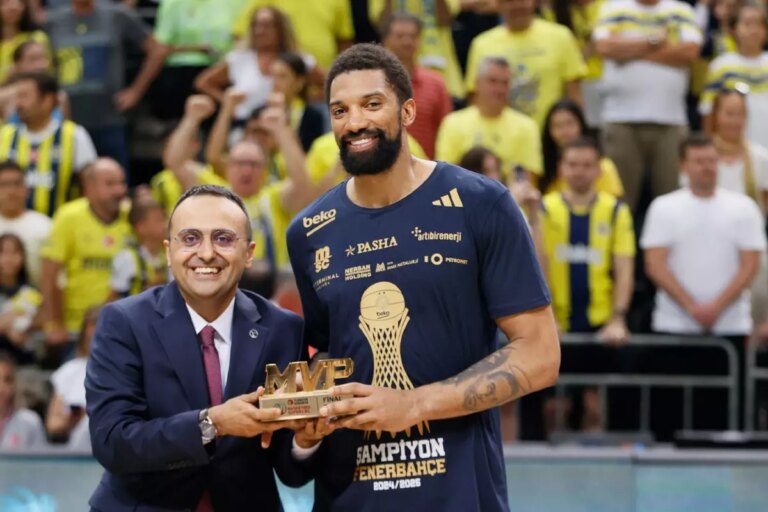fenerbahce beko khem birch ile yola devam dedi SJ62Y2MC
