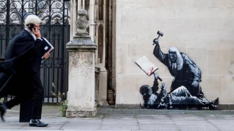 banksy geri dondu protestocuyu darp eden yargic eseri adalet sarayinin duvarinda jFPZGQ7C