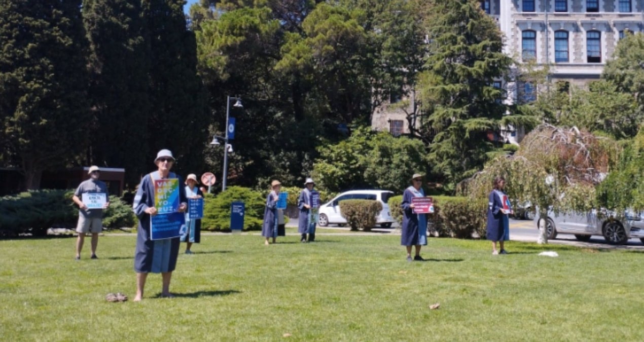 bogazici universitesinde ogrencilere kahve dagitan profesore sorusturma xE1dDvOC