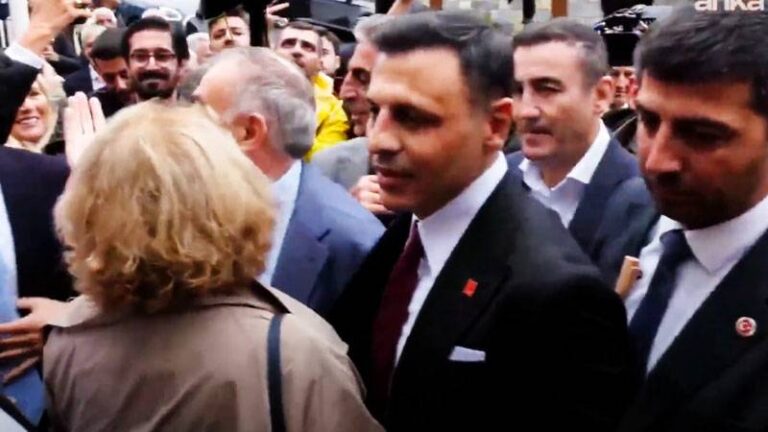 canli olaganustu kongrede bir kez daha chp istanbul il baskani secilen ozgur celik mazbatasini aliyor ybSDGsJQ