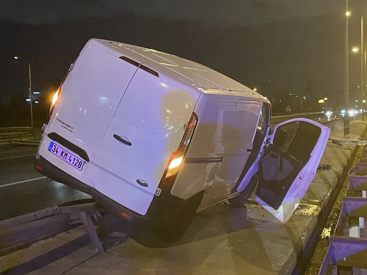 tem otoyolunda kaza surucu yaralandi 87NUZsCb