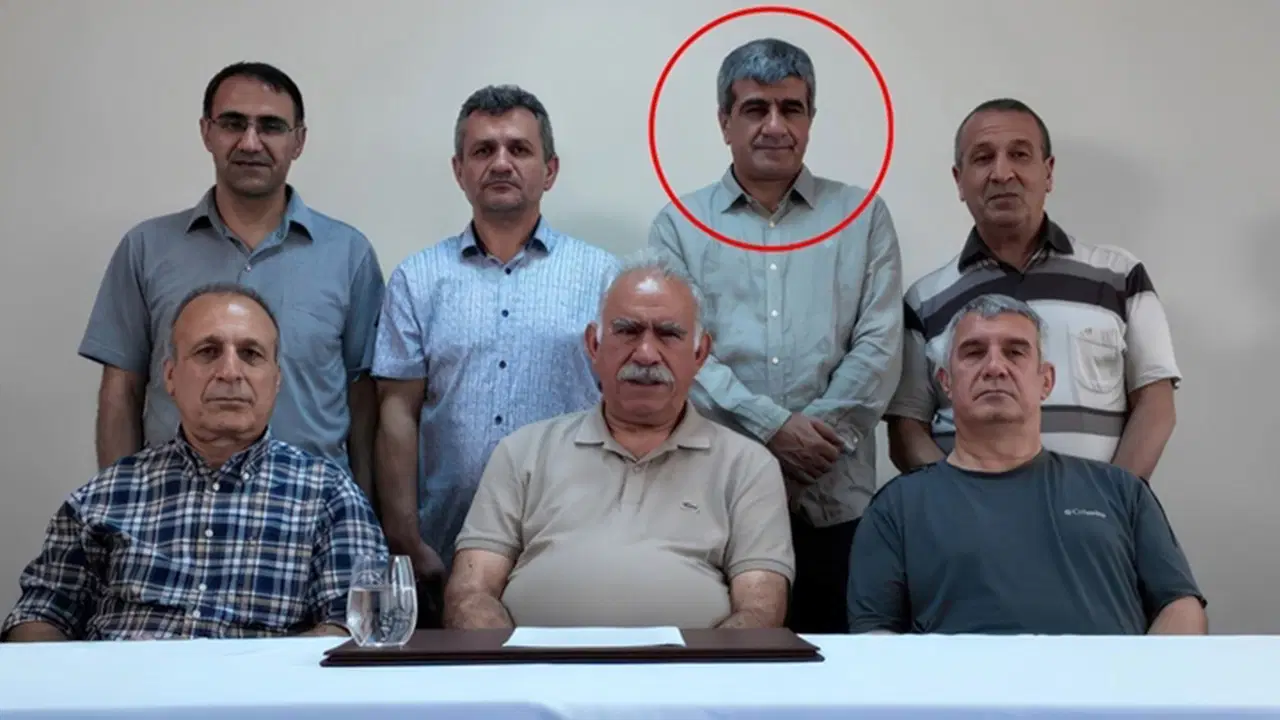 teroristbasi ocalan ile ayni karedeydi zeki bayhan imralidan izmire sevk edildi Y72UXmPP