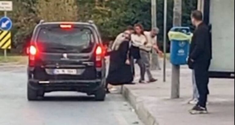 trafigin ortasinda yola atlayip yere oturdu JDdlxPfH