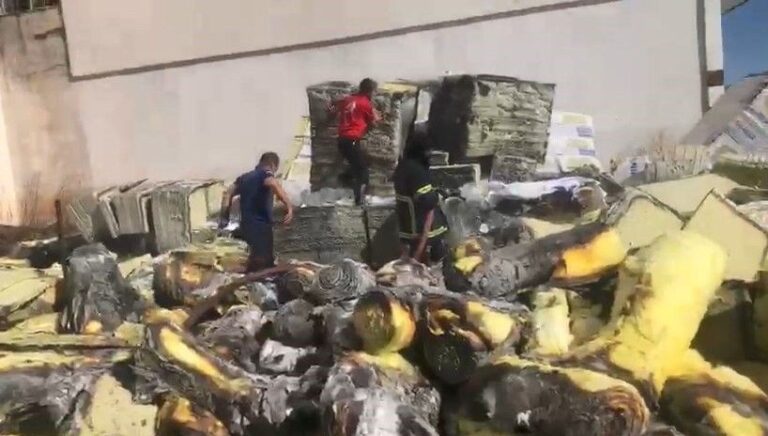 yalitim malzemeleri deposunda yangin G2H9GZht