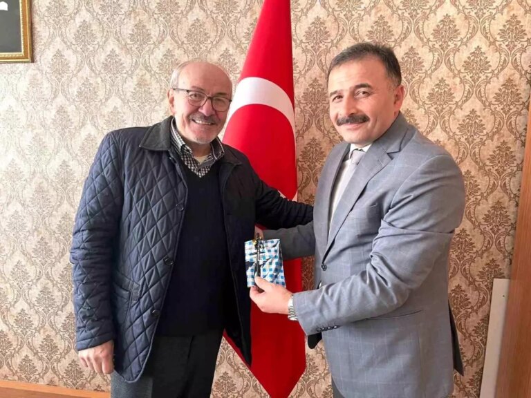 45 yil sonra ogretmen sozunu tutarak ogrencisini duygulandirdi kvJLUQFK.jpg