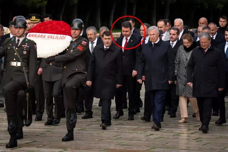 anitkabirdeki torene damga vuran goruntu yavas ve sorusturma izni isteyen bassavci yan yana ku694SC6.jpg