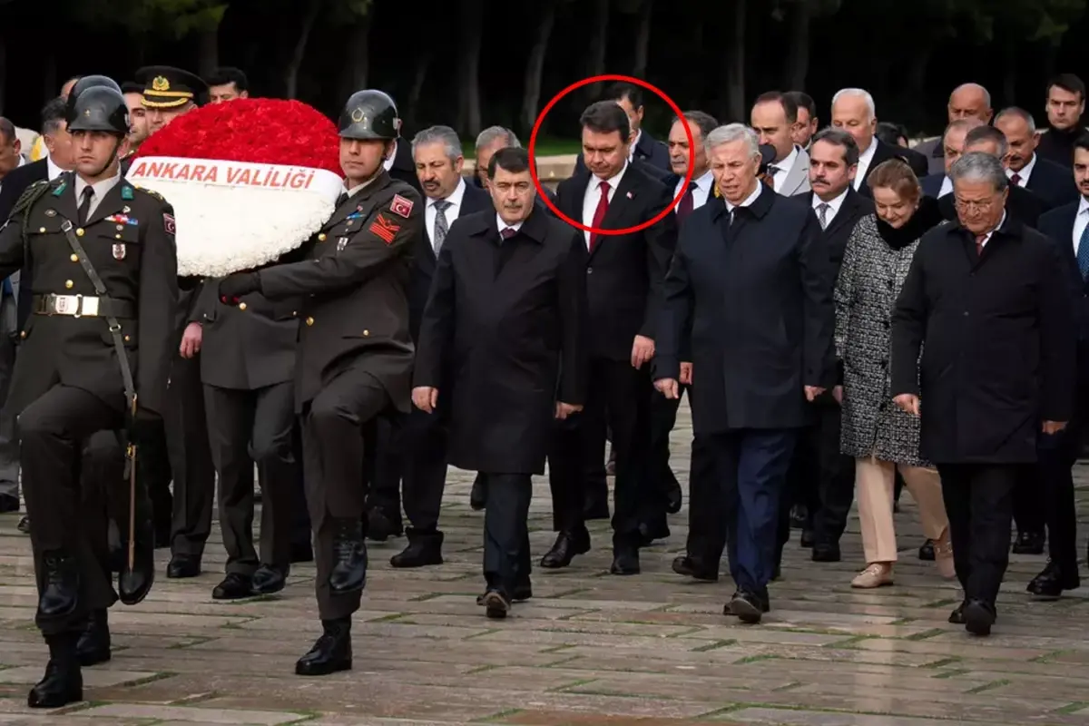 anitkabirdeki torene damga vuran goruntu yavas ve sorusturma izni isteyen bassavci yan yana ku694SC6.jpg