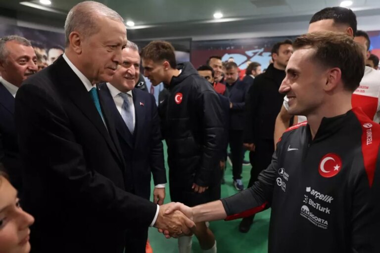 cumhurbaskani erdogan a milli futbol takimi oyuncularini ve teknik heyetini tebrik etti dJJJtG1r.jpg