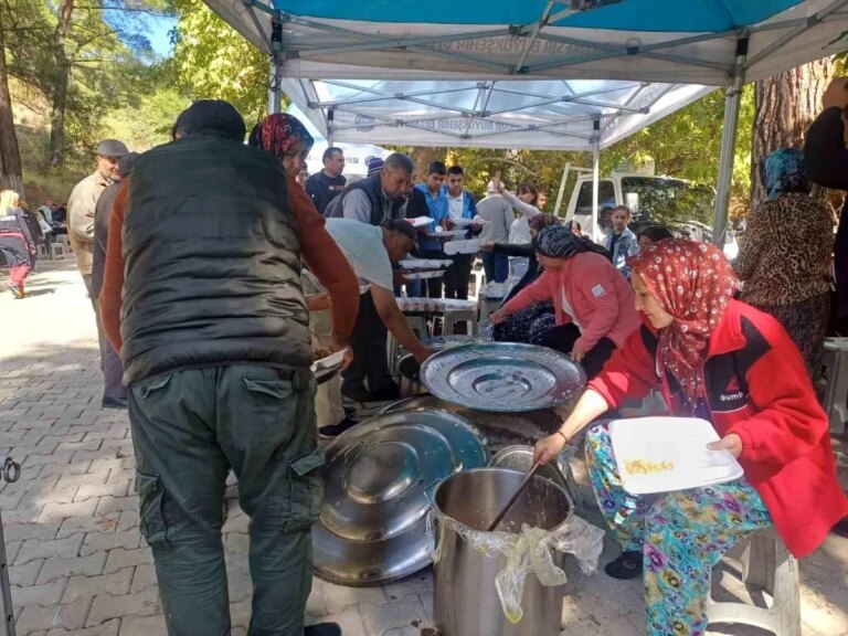 dereli mahallesinde geleneksel koy hayri etkinligi yogun katilimla gerceklesti KHkBO2aX.jpg