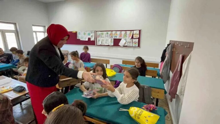 diyarbakirli muhtar dunya kiz cocuklari gununde kiz cocuklarina hediyeler dagitti cjhvO8R2