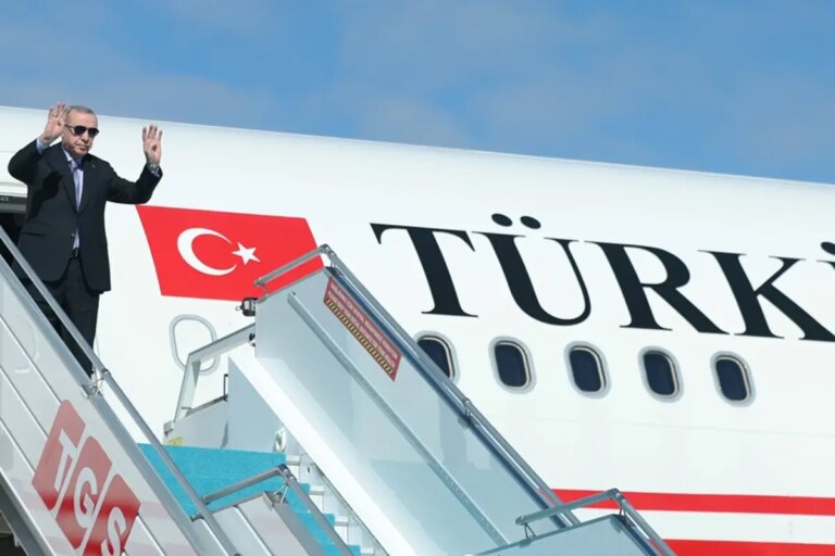 erdogan misirda ucak once pisti pas gecti sonra havalimanina inis yapti gSgV31X1.jpg