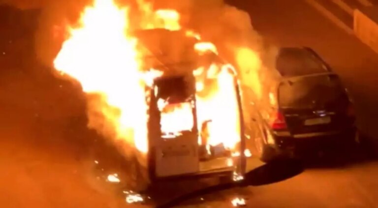 gaziantepte park halindeki minibus alev aldi 1A7N8fW2