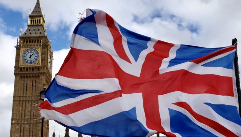 ingilteredecamiye saldiri icinde iki kisi varken atese verdiler FxKCSjc7