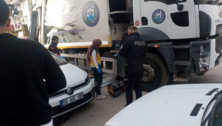 samsunda temizlik kamyonunun altinda kalan yaya oldu iLkuLuYC.jpg