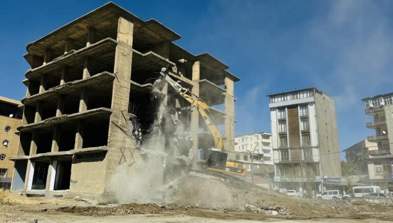 yuksekovada insaat halindeki bina yikildi VyycIApJ