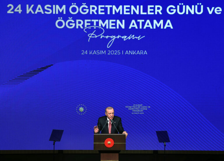15-bin-ogretmen-atamasi-yapildi-cumhurbaskani-erdogan-ogretmenlik-adanmislik-isteyen-bir-meslektir-xyi6EC44.jpg