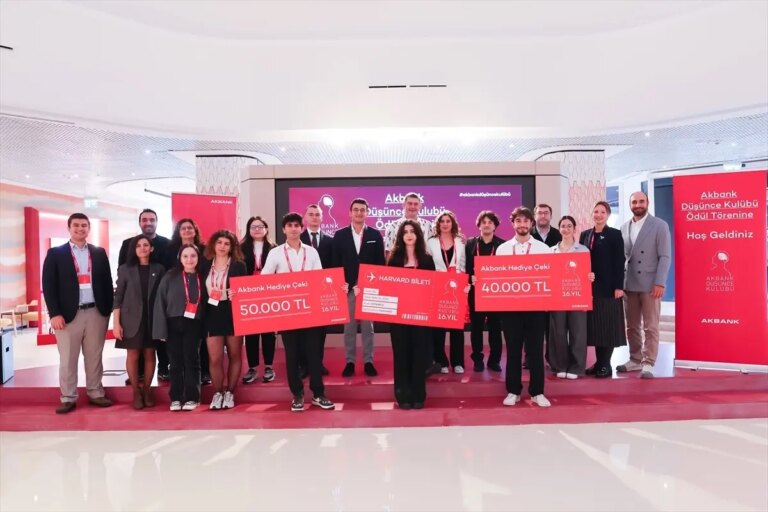 akbank-dusunce-kulubu-16-donemini-tamamladi-Mq429WYZ.jpg