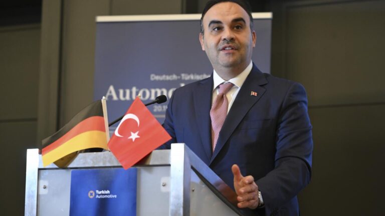 bakan-kacirdan-alman-otomotiv-devlerine-turkiyeye-yatirim-cagrisi-vBK9VVlq.jpg