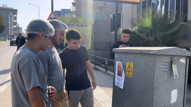 bursada kizlarinizi bu adamdan uzak tutun yazili afisler ortaligi karistirdi DHv49cjs.jpg