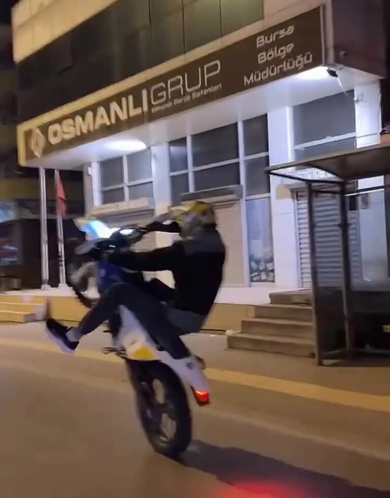 bursada-tek-teker-ustunde-akrobasi-yapan-motosikletli-d4c2Jn4n.jpg