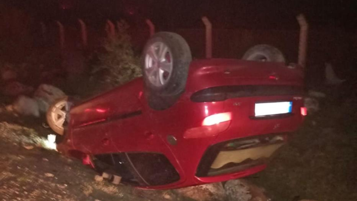 canakkalede takla atan otomobilin surucusu oldu RzkvWNj4.jpg