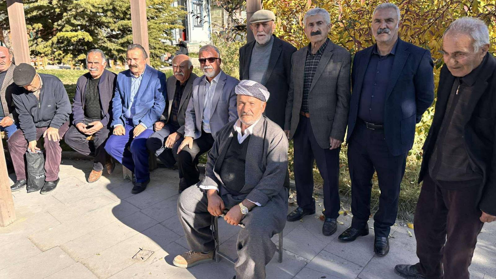 vanli emekliler olume terk ettiler mezarimizi kazip bizi gommeye bile tenezzul etmiyorlar BVCWWStR.png