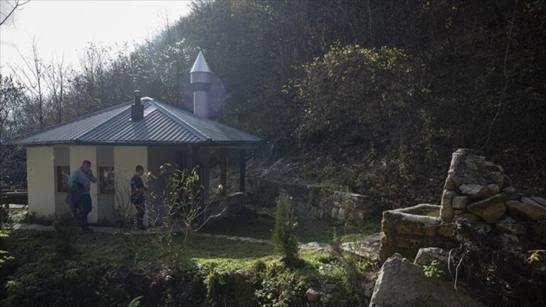 bosna-hersekin-en-kucuk-camisi-en-fazla-10-kisi-ibadet-edebiliyor-i6sERDBh.jpg