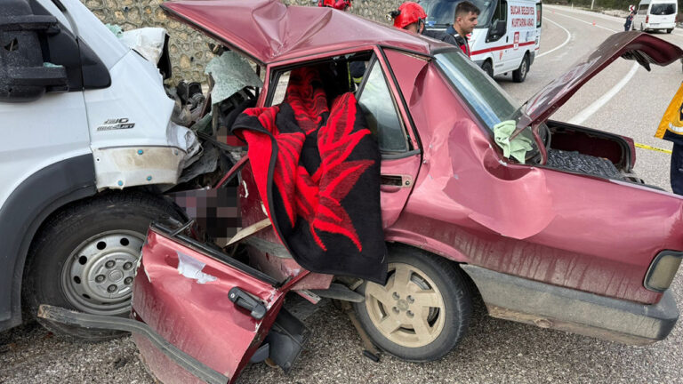 burdurda-minibusle-otomobilin-carpistigi-kazada-2-kisi-oldu-4-kisi-yaralandi-jYYulSct.jpg