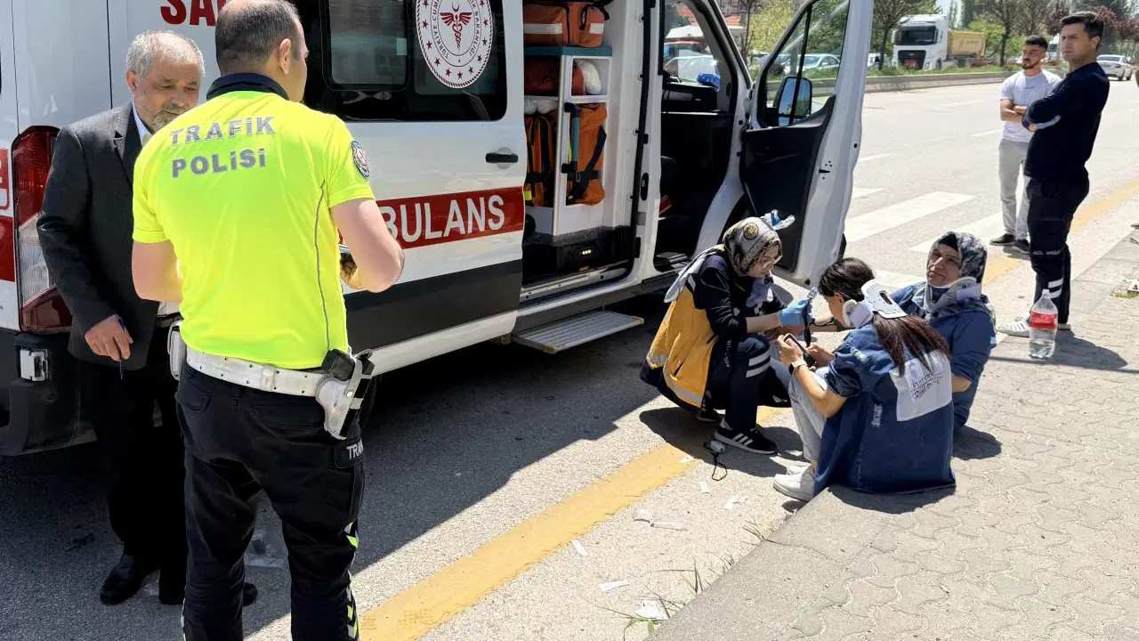 Çubuk’ta 3 Araçta Zincirleme Kaza: 3 Yaralı Hastaneye Sevk Edildi