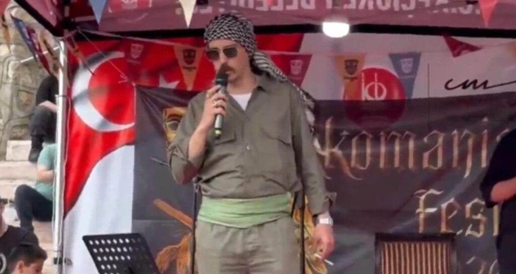 JİTEM Temalı Kostümle Sahneye Çıkan Emre Cüşan, Cem Ersever’i Anarak Dikkat Çekti