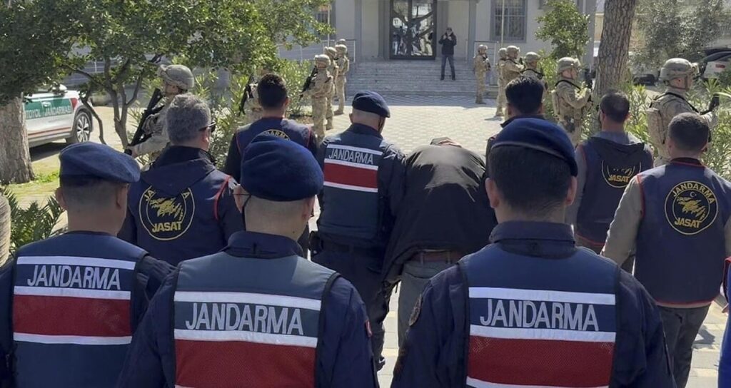 Kan Donduran Cinayet: Annesini Odunla Vurarak Öldüren Oğul Tutuklandı