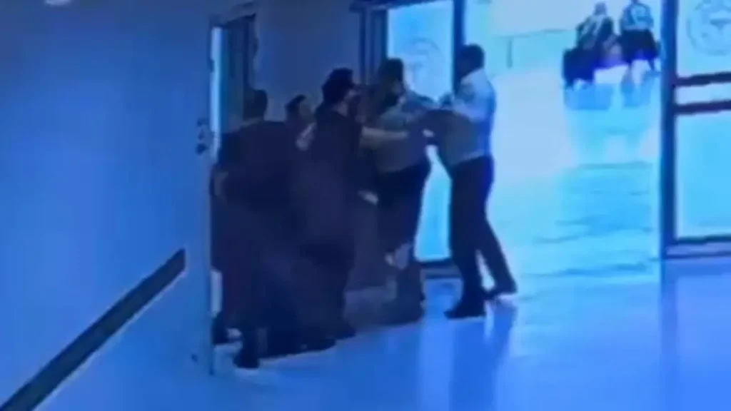 Radyasyon Odasına Zorla Giren Hasta Yakını, Doktora Saldırdı