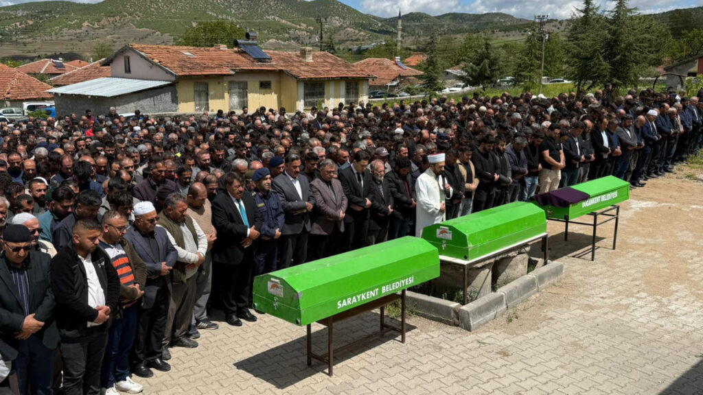 Özgür Özel’in Duygusal Günü: Amcasının Cenazesinde Taziyeleri Kabul Etti
